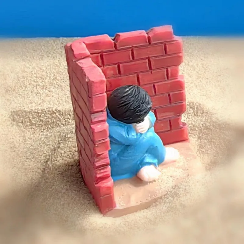 Resina psicológica mesa de areia conjunto personagem brinquedo acessórios agachamento na esquina da parede chorando crianças solitárias