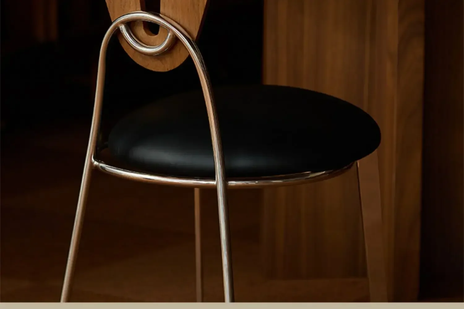 Esszimmerstuhl aus Leder, Milchleder, Edelstahlstuhl, Stuhl mit Bauhaus-Rückenlehne