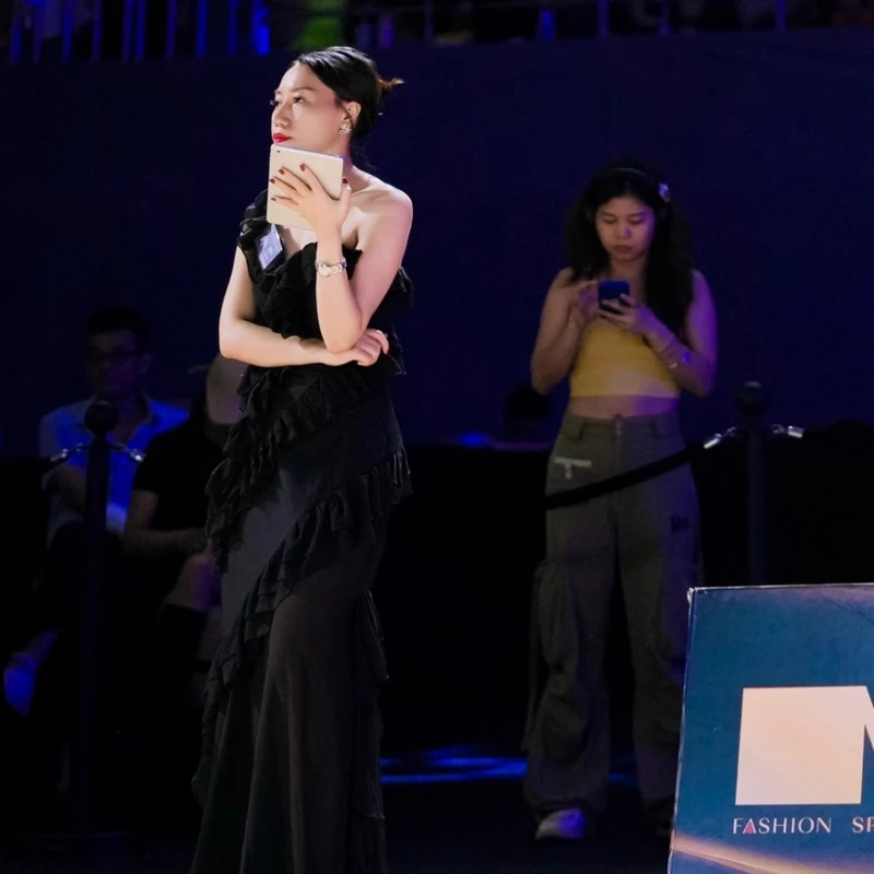 الرجعية الأسود كشكش حافة الدانتيل غير النظامية المرأة فستان بكتافة 2025 الصيف تصميم جديد مزاجه الساخن فتاة مثير فساتين طويلة السيدات