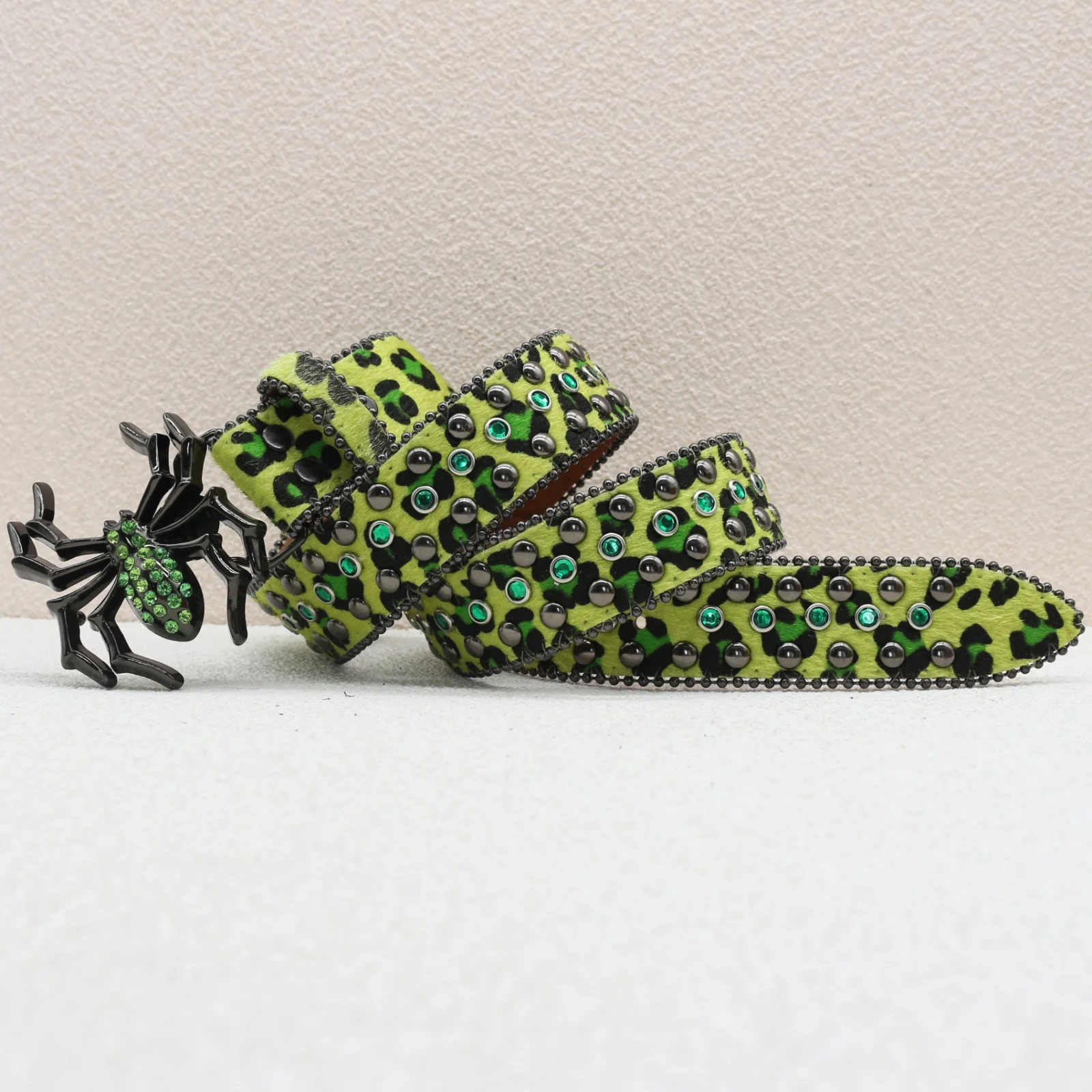 حزام جديد من حجر الراين العنكبوتي بطباعة الفهد، حزام برشام جينز على طراز الهيب هوب الأوروبي والأمريكي Y2K، حزام بإبزيم عنكلي كبير.