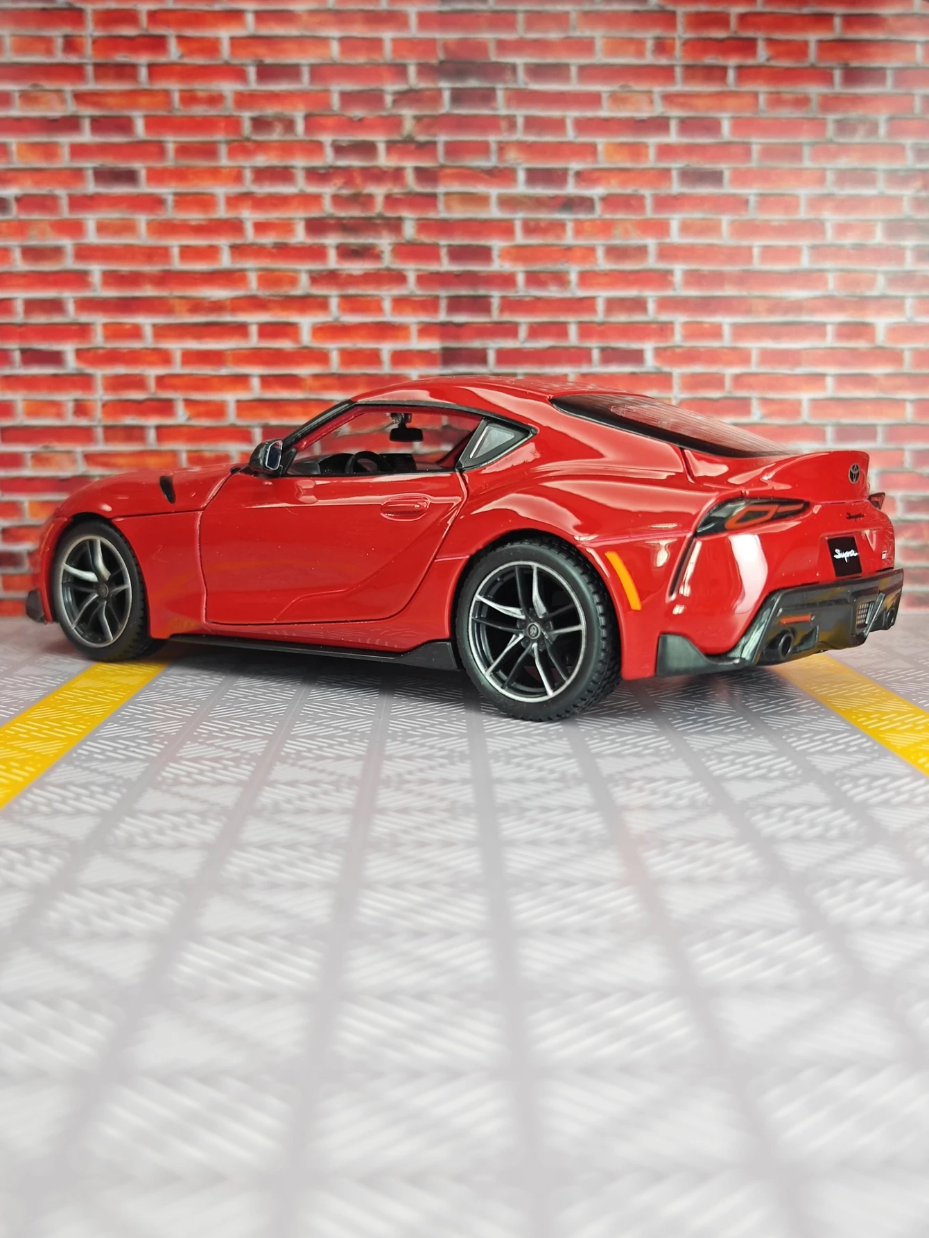

Модель автомобиля Maisto 1:24 Toyota GR Supra из сплава, с открывающимися дверями с обеих сторон, богатой детализацией и высоким качеством изготовления.