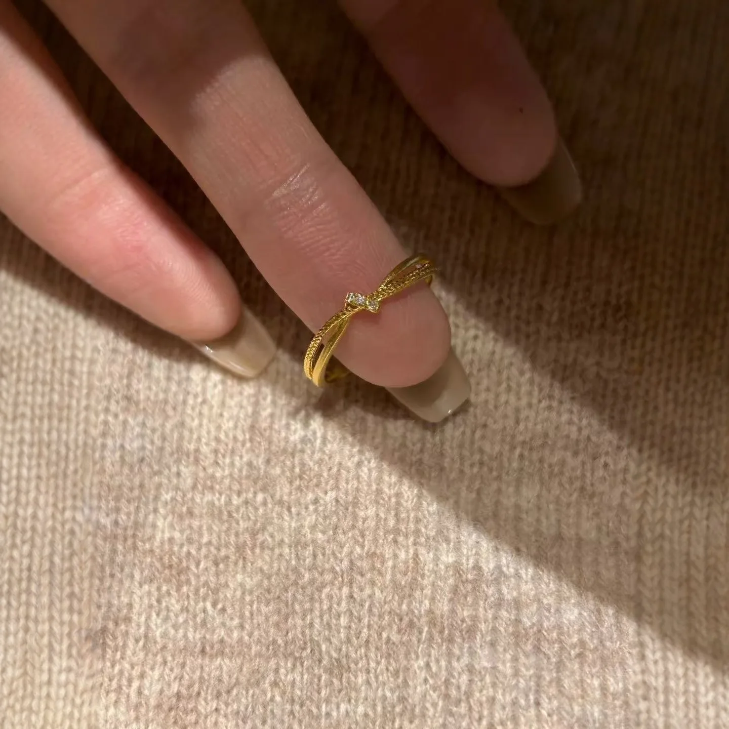 Carefully crafted vintage-style ring featuring antique-style zirconium leaves with adjustable design. 9999gold