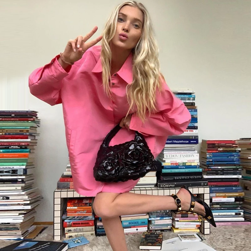 

Женская атласная рубашка-куртка свободного кроя с длинными рукавами, оверсайз, персиково-красная, в уличном стиле, с воротником, на пуговицах