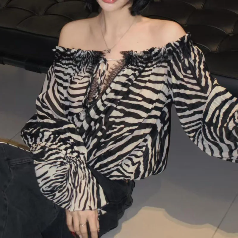 

Сексуальная блузка с одним рукавом, принтом зебры, рукавами-трубами и завязками. Новый стиль 2026 года. Женский короткий топ с открытыми плечами.