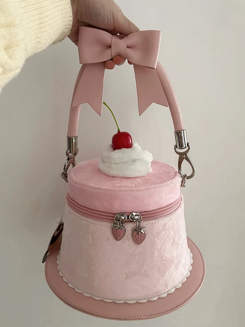 

Lolita Modeling Cute Handbag Cake