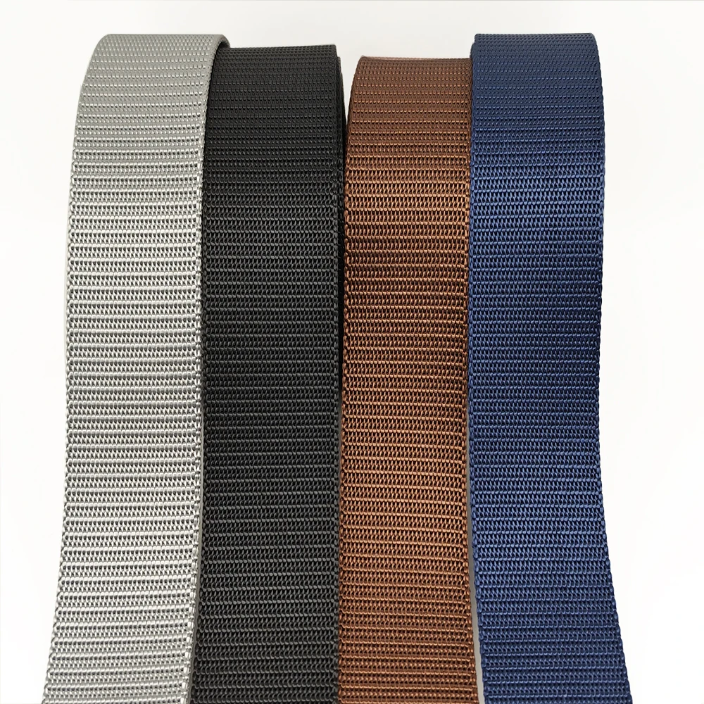 

В наличии тканый ремень с имитацией нейлона объемом 3,8 см и удлиненным нейлоновым поясом без пряжки.