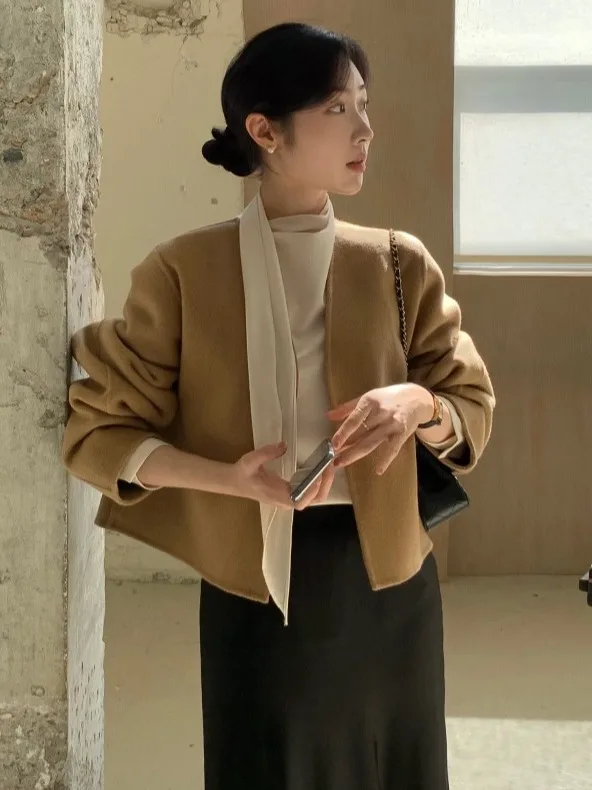 Casaco Curto de Lã F E com Decote em V, Estilo Casual e Aconchee, Moda de Outono e Inverno, Cor Pura, Cr...