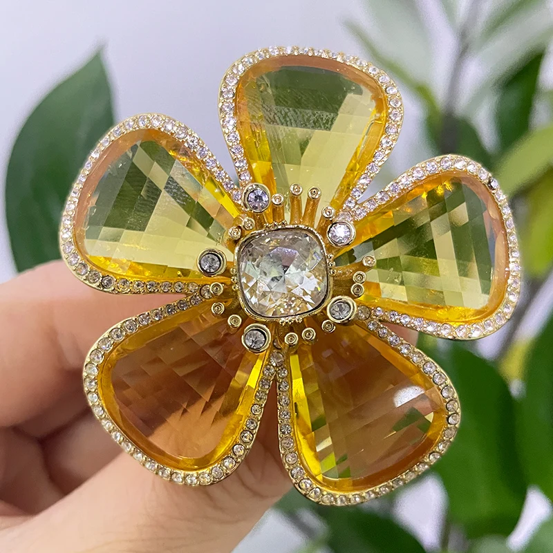 NONE Ohrringe 2025, neuer Verkaufstrend, hochwertiger Schmuck, Blume, modische Luxus-Charms, Edelstahl, rosa, gelb, Damenbekleidung 5