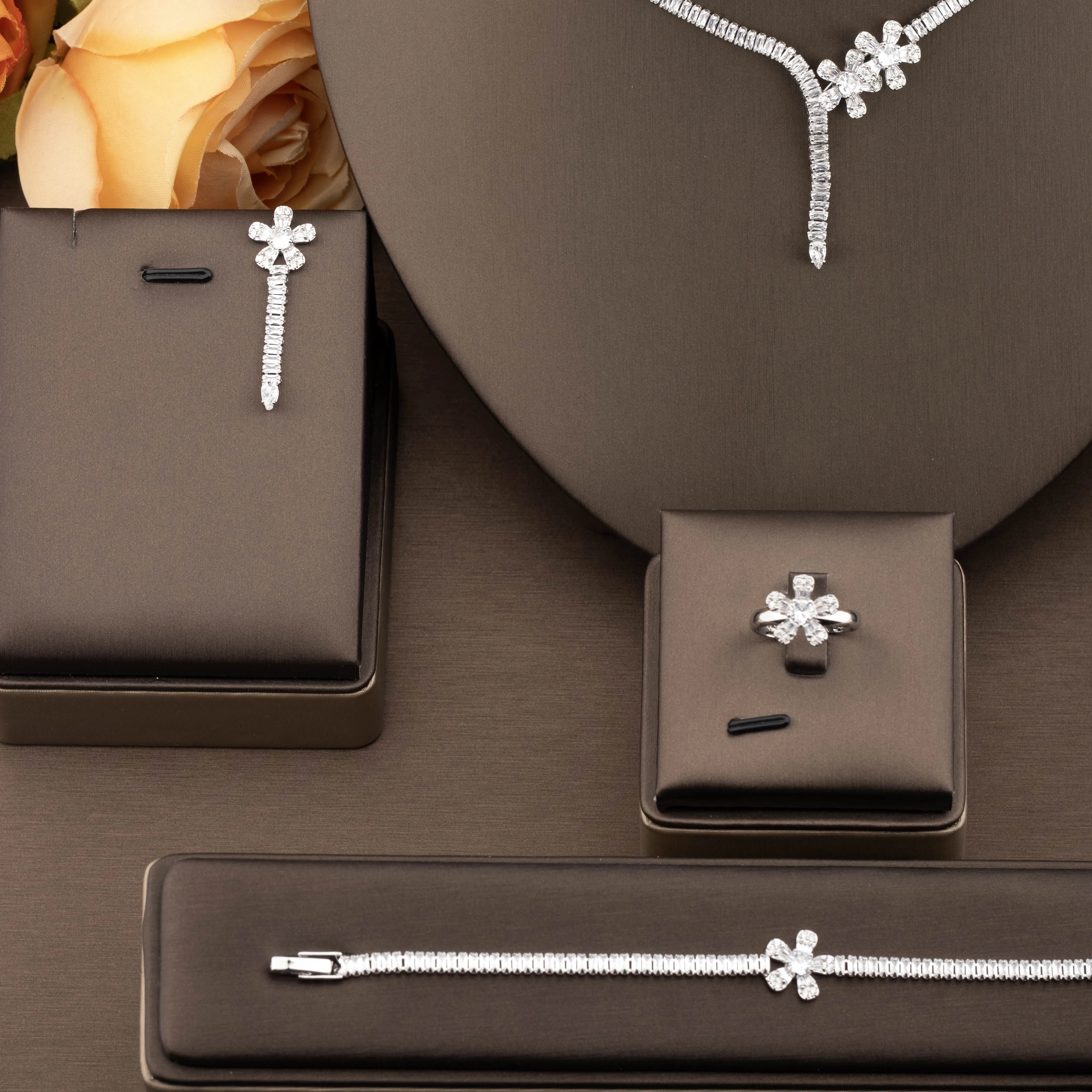 1 Set of Luxurious and Elegant Jewelry Set with Sparkling Cubic Zirconia Flower Design, Suitable for Women to Wear at Weddings and Banquets. Gift Box Not Included