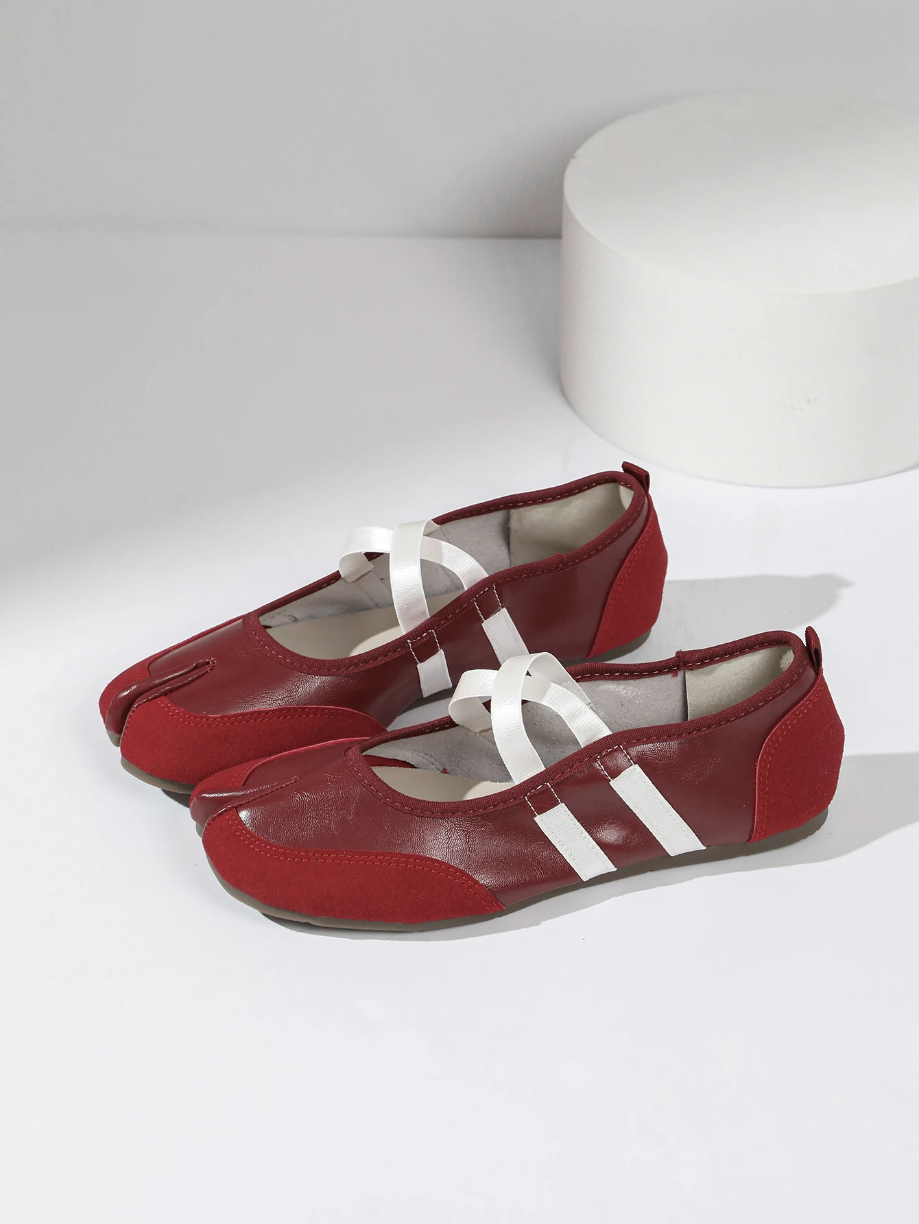 Flache Schuhe mit Kreuzriemen für Damen, lässiges Modedesign, Mary Jane Schuh, Slip-on, geteilte Zehenpartie, Ballett-Trainer, Sommer 2026, elegant, neu – Detail 10