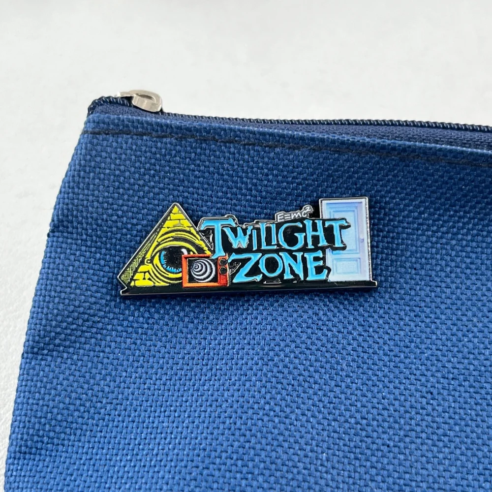 The Twilight Zone Metallbrosche Sci-Fi TV-Show Emaille-Pin Allsehendes Auge Pyramiden-Abzeichen Kleidung Rucksack Reversnadeln Sci-Fi Fan Geschenk – Detail 4