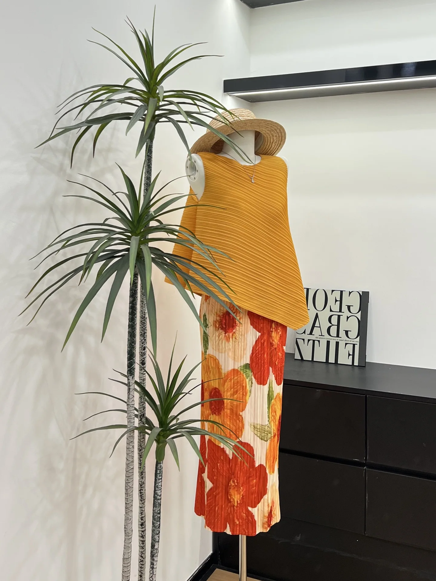 ミヤケ 2025 夏 レディース スーツ 無地 ノースリーブ Oネック トップス + ウエストゴム プリント プリーツ ハーフ丈スカート ツーピースセット