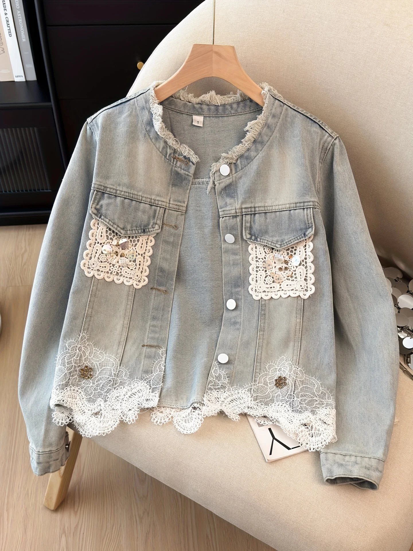 Frühherbst Neuer Stil Vintage-Jeansjacke mit aufwendiger Spitzen-Patchwork-Verarbeitung für Damen, Stylisch, Verjüngend, Hübsches Kurzes Oberteil