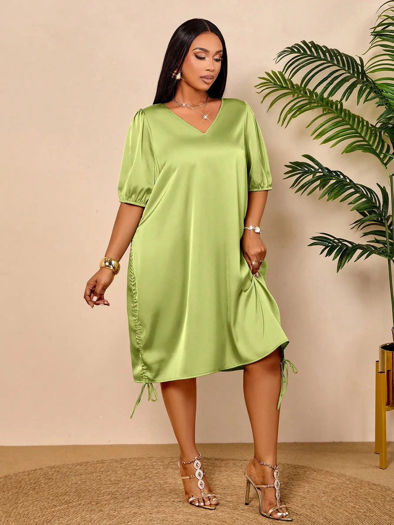 

Лаймово-зеленое атласное мини-платье с V-образным вырезом, пышными рукавами и асимметричным подолом для женщин