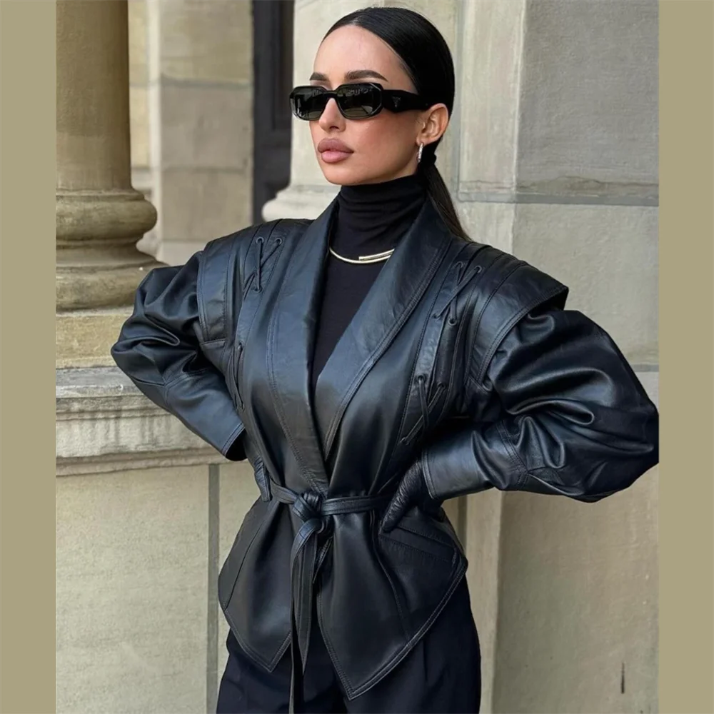 سترة جلدية مقصوصة بالخصر سترة قصيرة من البولي يوريثان لخريف 2025 ملابس نسائية جديدة تصميم غير منتظم مع مزاج الحزام