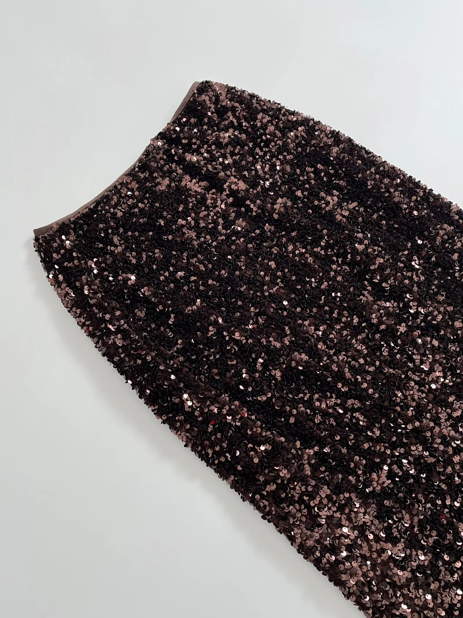 กระโปรงตกแต่งมุกทรงเอวสูง ดีไซน์ใหม่ปี 2026 สไตล์ยุโรปและอเมริกา สำหรับผู้หญิง แฟชั่นทันสมัยและใช้งานได้หลากหลาย ช่วยให้ดูผอมเพรียว