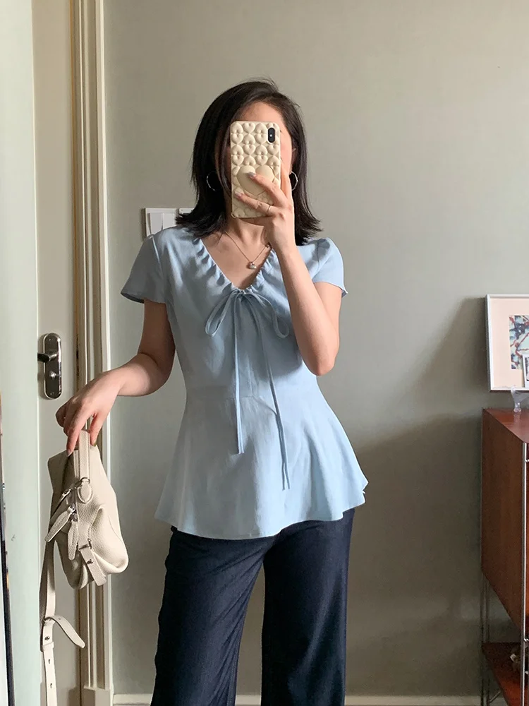 

Женская повседневная дышащая блузка Baby Blue с V-образным вырезом, плиссированным воротником и ультрабелым рюшевым воротником...