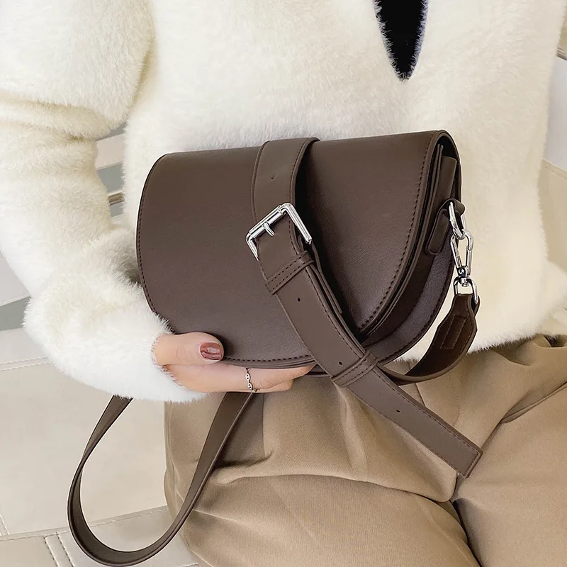 New black and white high-quality women bag semi-circular saddle bag versatile shoulder bag crossbody bag