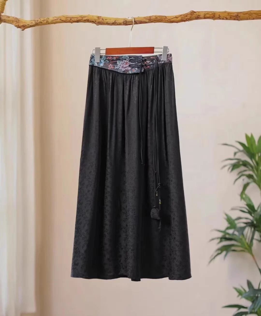 New Jacquard embroidery ethnic style skirt Black rayon elastic waist women's clothing with free shipping