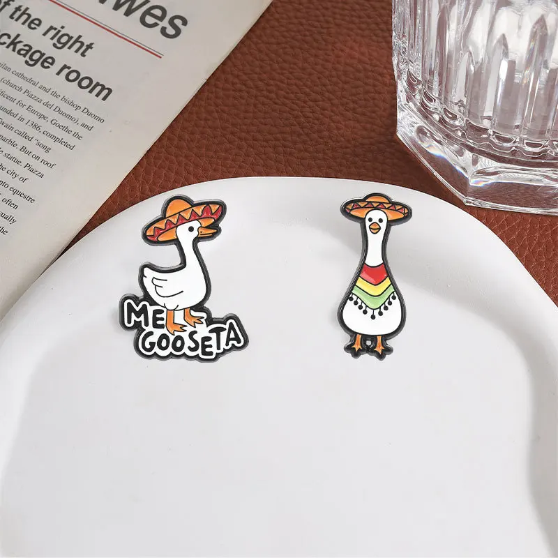 Lapel Pins Badges on Backpack Fun Goose Brooch Funny Straw Hat White Goose Metal Paint Badge Student Backpack Decoration Pin
