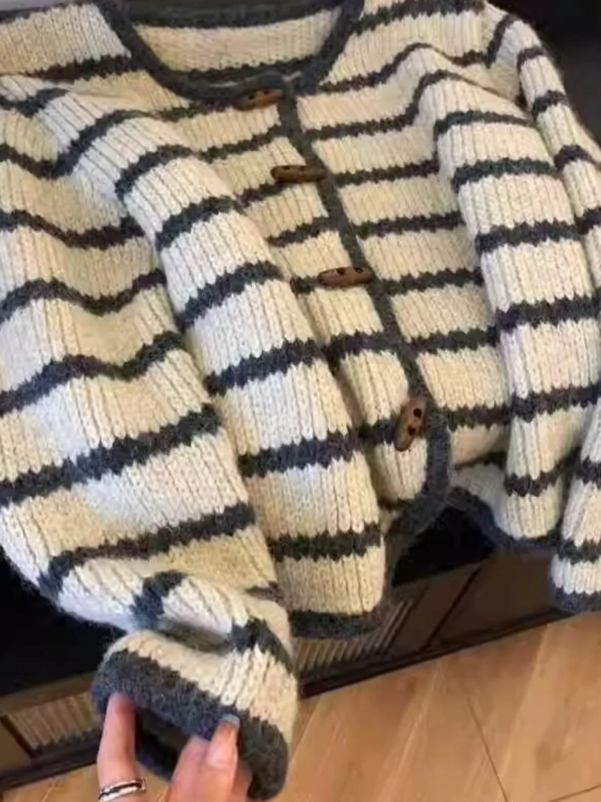 

Вязаный свитер в полоску в стиле ретро, свободный, с V-образным вырезом, на пуговицах, верхняя одежда для женщин, длинный рукав, сандал, пир, пир