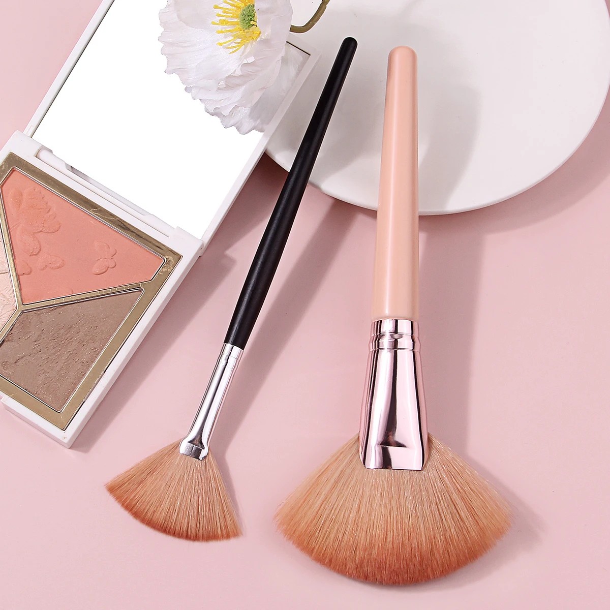 2PCS Fan-Shaped Makeup Brush Set, Wooden Handle Fan Brush, Thin Smooth Skin-Friendly Hair for Sheer Highlight