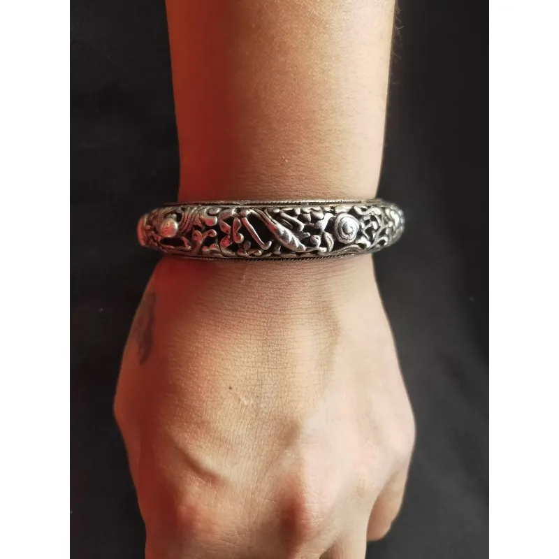 

Модный браслет с изысканным мастерством, резной полый браслет из тибетского серебра, праздничный подарок для членов семьи.