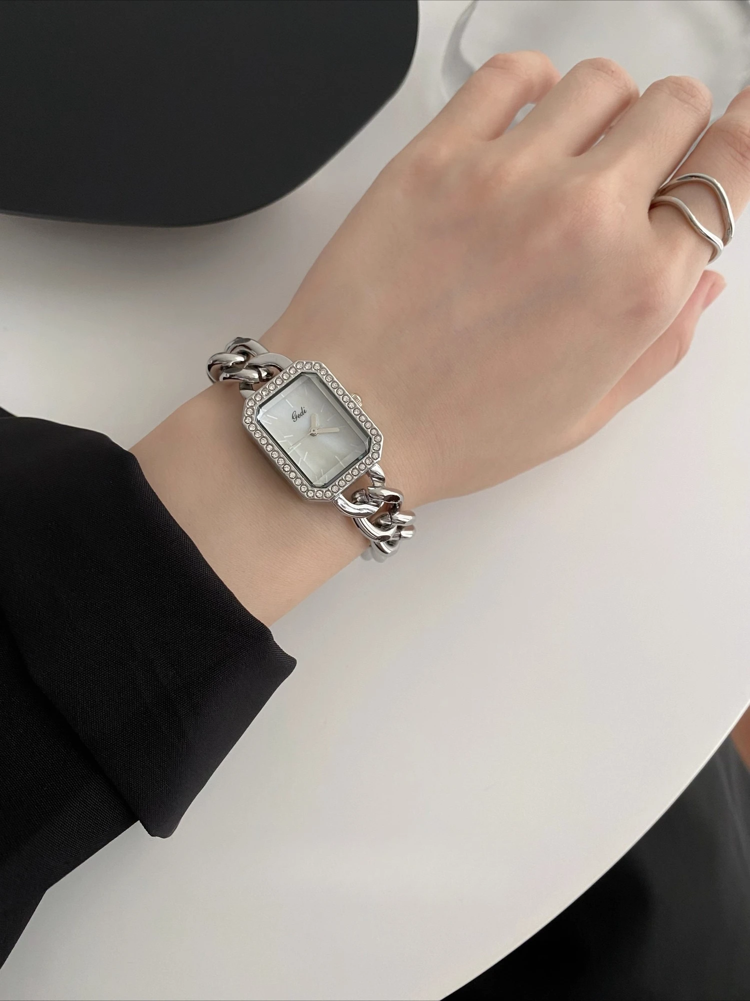 Relógio de pulso feminino elegante, estilo pulseira retangular, design sofisticado e estiloso, perfeito como presente para mulheres.