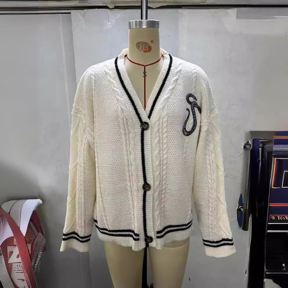 카디건 스네이크 스타 카디건 테일러 자수 브이넥 버튼 다운 니트 스웨터 블랙 귀여운 의상 가을 겨울