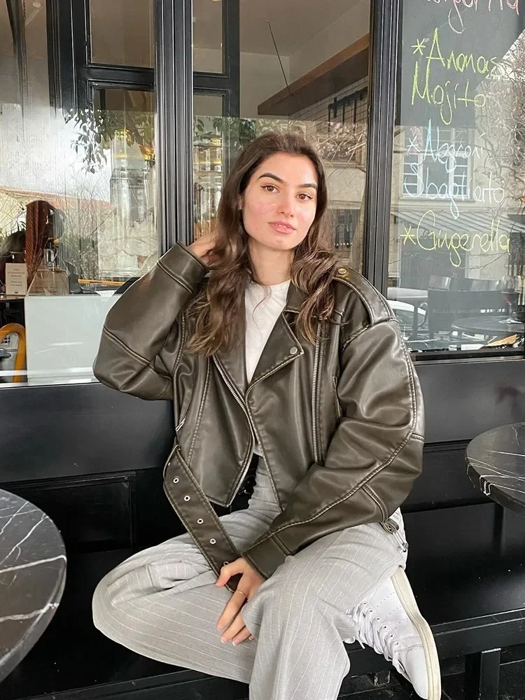 سترة قصيرة للسيدات كبيرة الحجم موديل 2025 من الجلد الصناعي الصناعي مع حزام ملابس الشارع الشهير معطف نسائي بسحاب ريترو موتو لراكبي الدراجات النارية ملابس خارجية