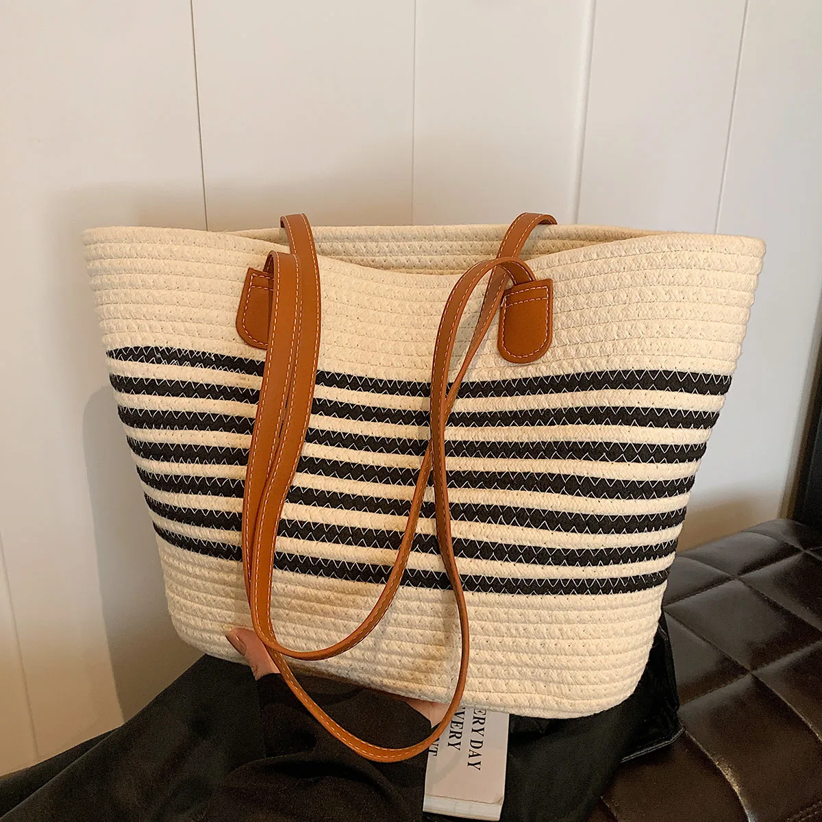 

Contrast Color Woven Bag Large Capacity Shoulder Bag 2025 Summer New Ins Trendy Casual Fashion Shoulder Bag All-Matching