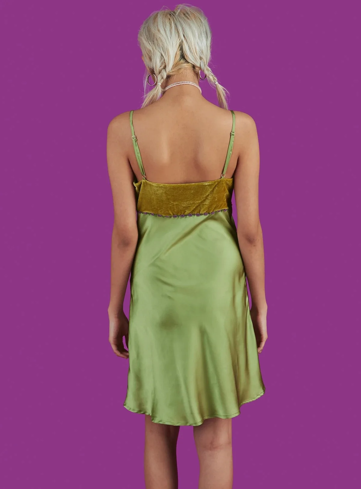 Letnia nowa europejska i amerykańska odzież damska Aksamitna satynowa zielona sukienka z szelkami