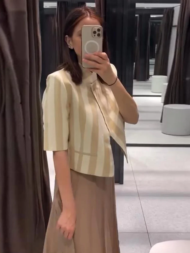 Kurzärmeliger Gestreifter Cropped-Anzugblazer für Damen, Eleganter Stehkragen, Einreihig mit Seitlicher Knopfleiste, Lockerer Mantel, Schicker Damen-Pendler-Oberteil – Detail 16