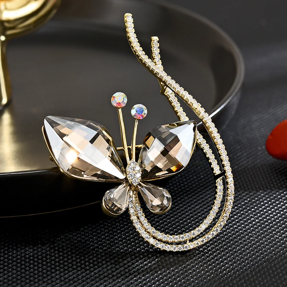 

Modern Art Elegant Butterfly Crystal Brooch Female Fashion Trend Insect Metal Pin Ornaments Party Decoration Holiday Gifts