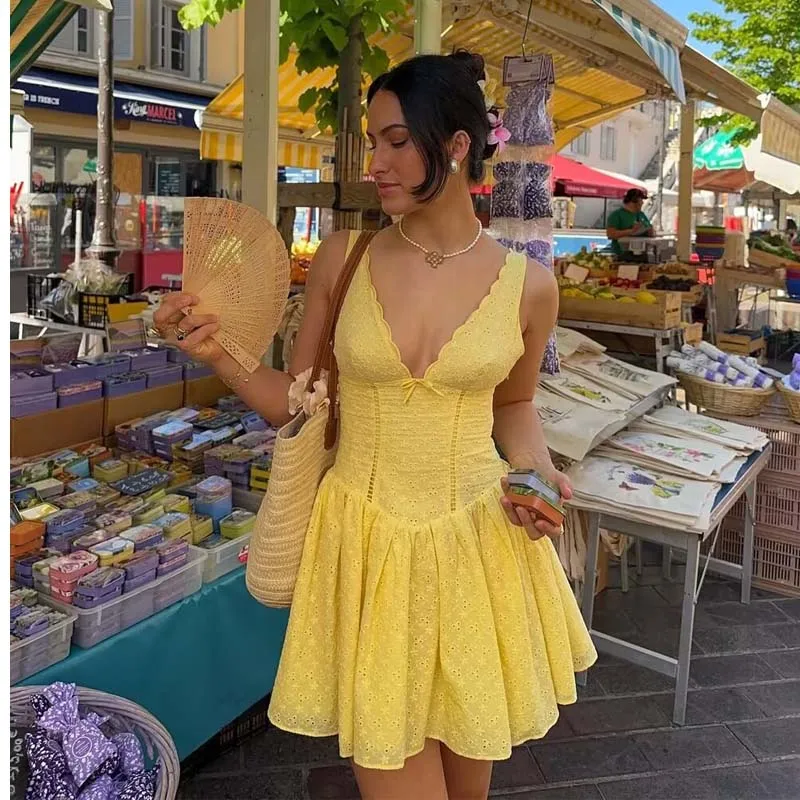 YENKYE Hollow Out Borduren Geel Tank Jurk Vrouwen V-hals Mouwloos A-lijn Mini Zomerjurken Holiday Party Gewaad 2025