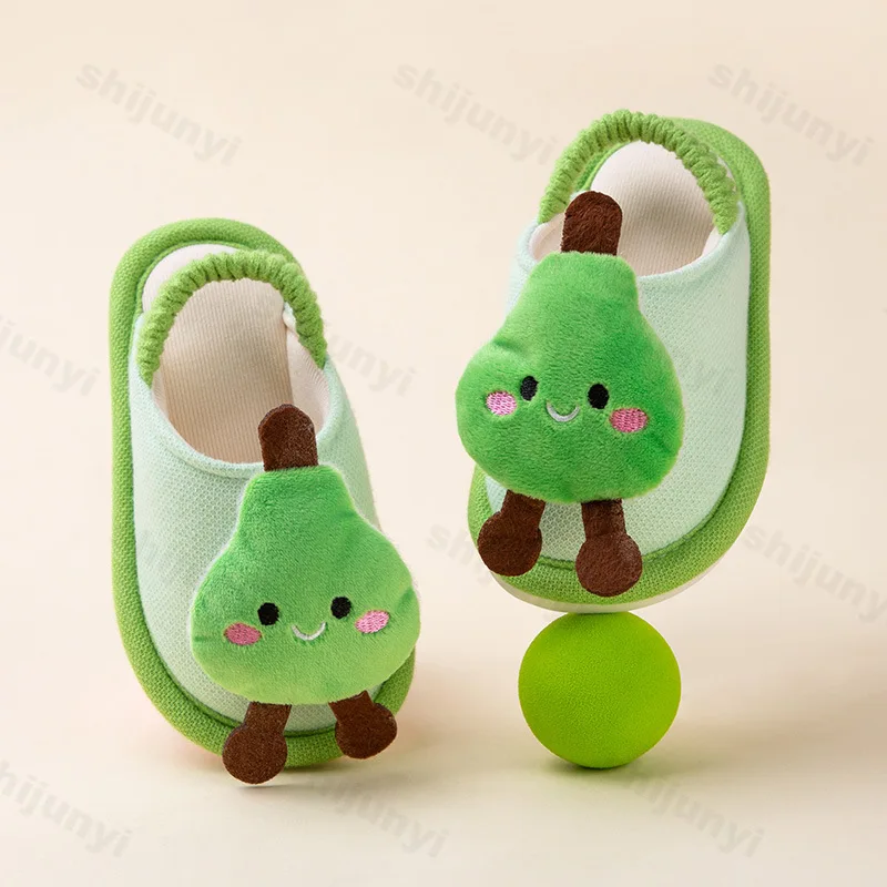شباشب لطيفة للأطفال لخريف 2025 أحذية منزلية جديدة خفيفة الوزن ومريحة للفتيات نعل ناعم مانعة للانزلاق شباشب كرتونية للأولاد بكلمة واحدة
