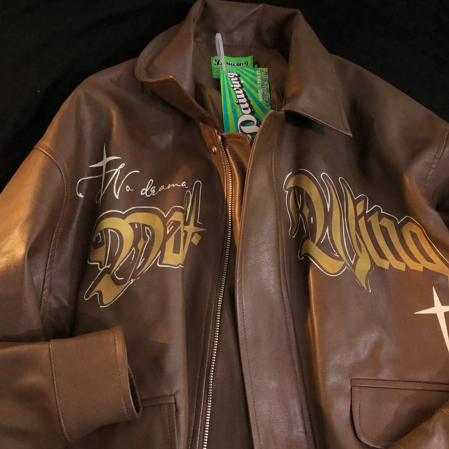 سترة جلدية صناعية نسائية جديدة للربيع والخريف بأسلوب أمريكي، ذات ياقة مقلوبة وطباعة حروف، بلون القهوة، فضفاضة وغير رسمية