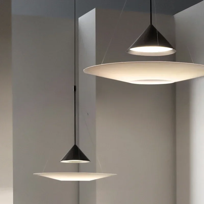 

Italian minimalist, restaurant chandelier modern minimalist Nordic high-end designer creative round flying saucer bar table