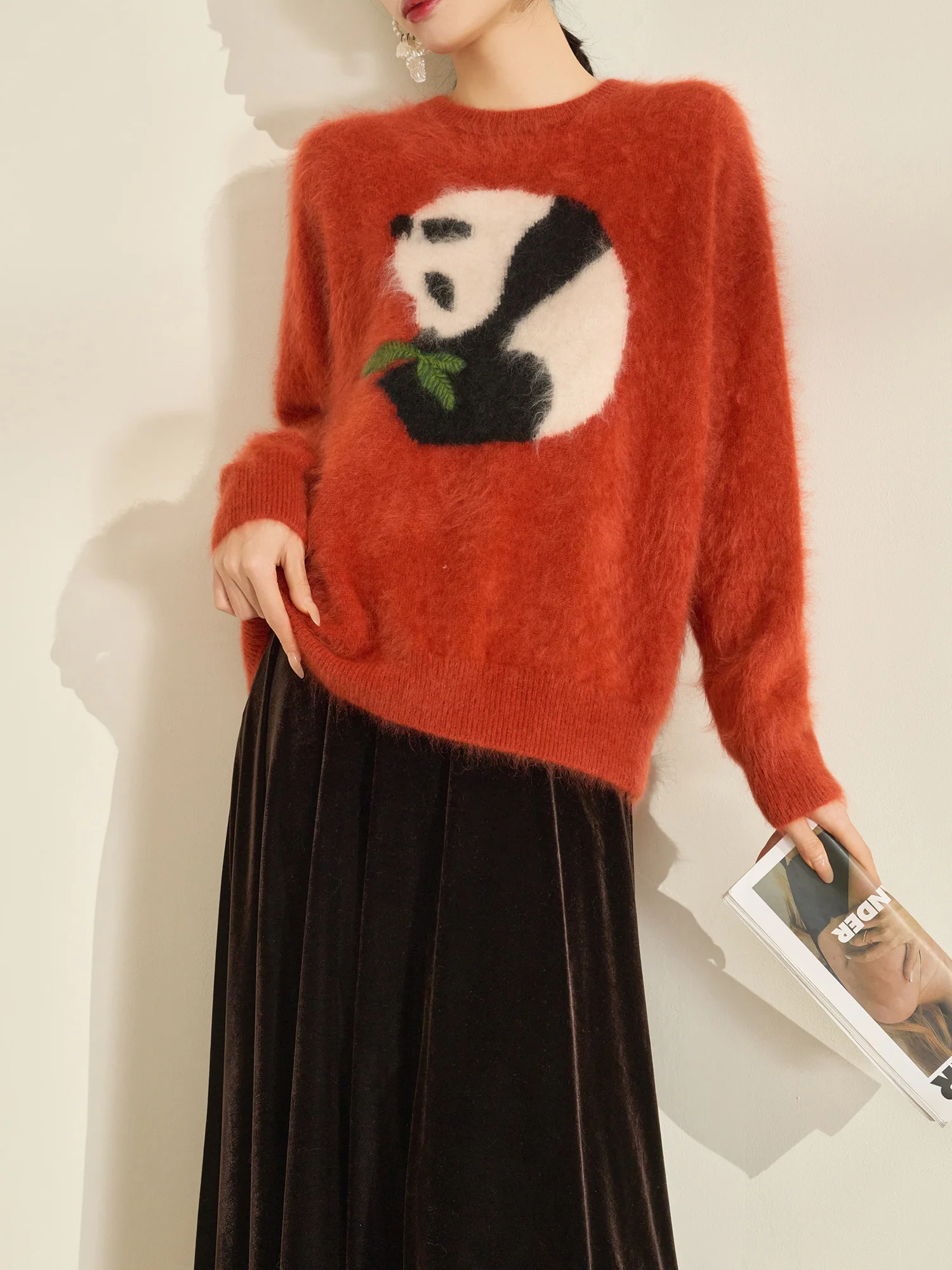 

Женский свитер Flowing Era Red New Year Round Ne Camere с вышивкой панды, омолаживающий эффект, мягкий, из смесового полиэстера