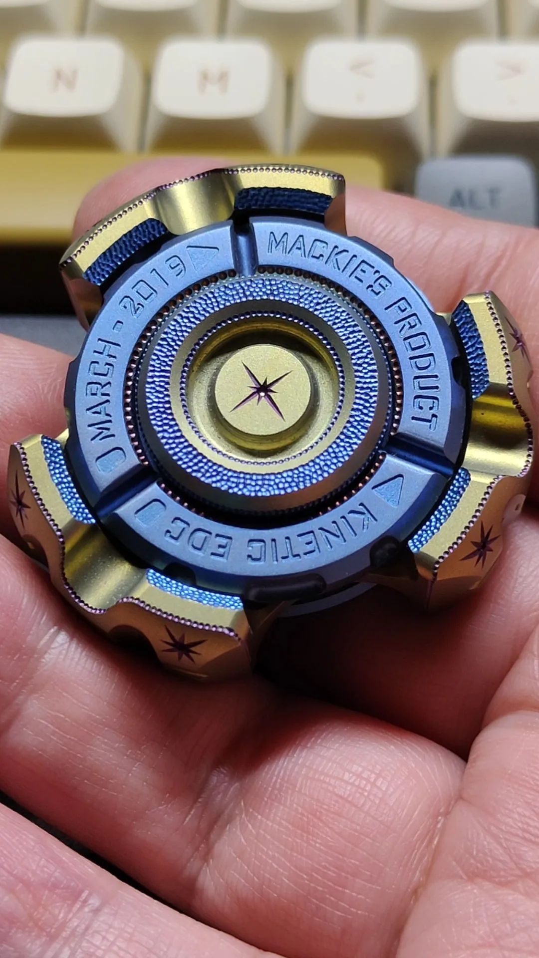 

Mackey Armor Core Titanium Blue Precision Carving Fingertip Top Stress Relief Toy EDC