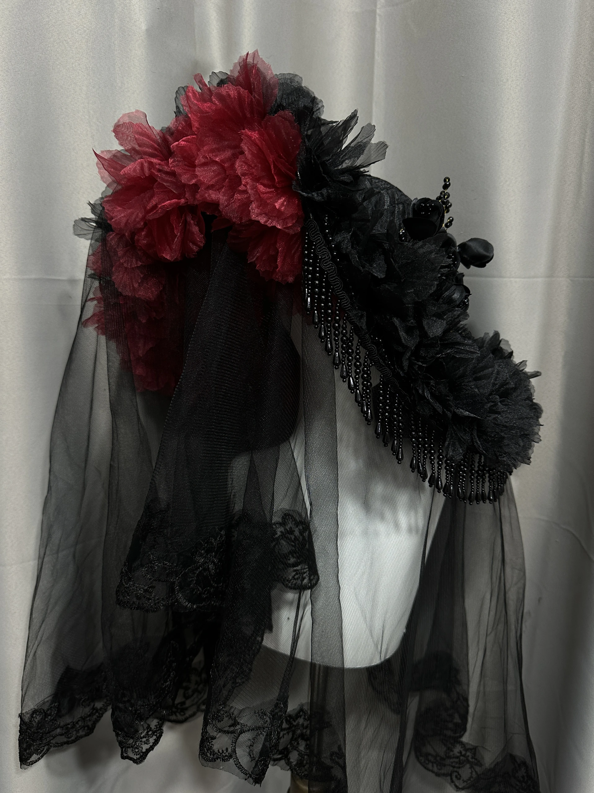 cappello-gotico-nero-dark-widow-cappello-di-halloween-cappello-da-donna-rosso-elegante-loireta-accessori-scuri-e-misteriosi