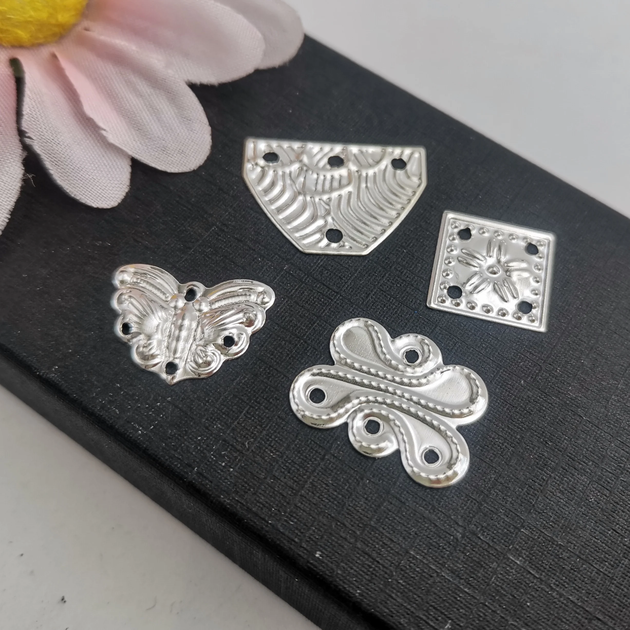 100/500 Pcs/lot Silver Metal Filigree Flower Slice Four hole Pendant Charms Base Setting DIY Jewelry Making Components Finding