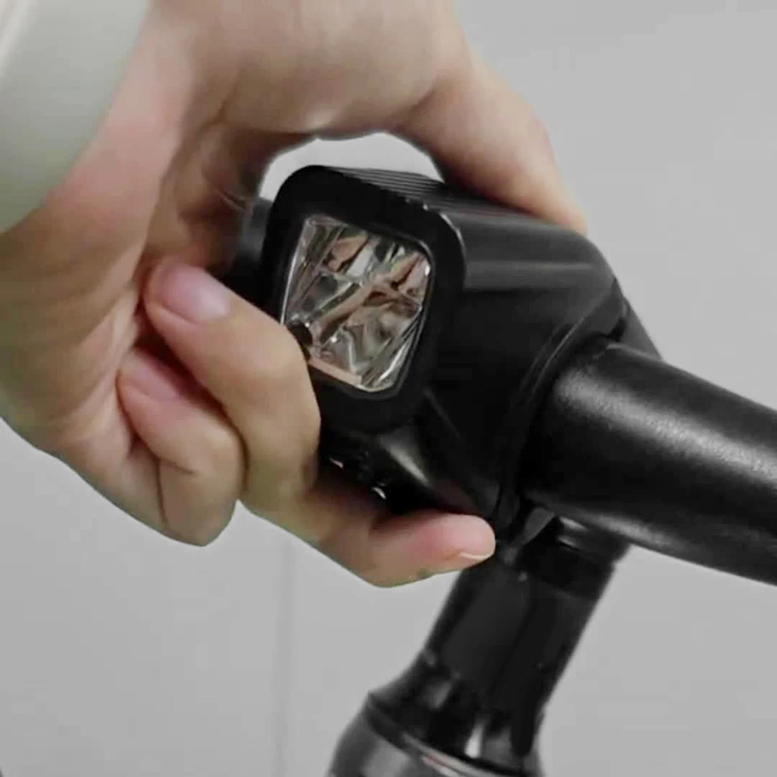 Lampu Depan Sepeda Isi Ulang Rilis Cepat IPX5 Lampu Sepeda LED Tipe-C Tahan Hujan untuk Berkendara Malam Hari Cocok untuk Anak-anak atau Orang Dewasa