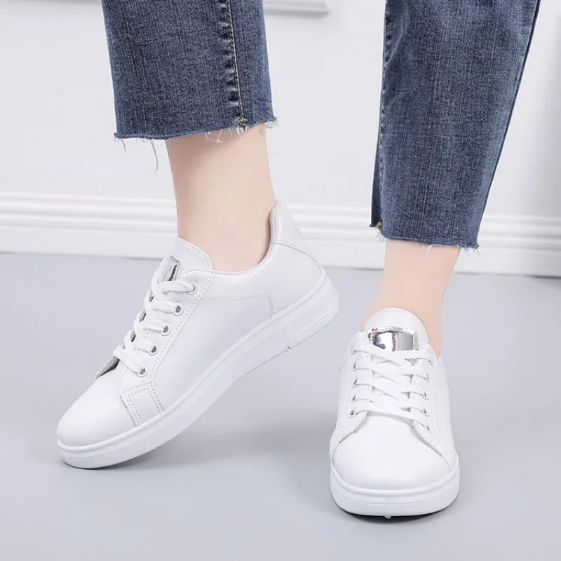 Kleine Witte Schoenen Dames Lente Veelzijdige Schoenen Dikke Zool Comfortabele Lederen Casual Board Schoenen Designer Sneakers Voor Dames