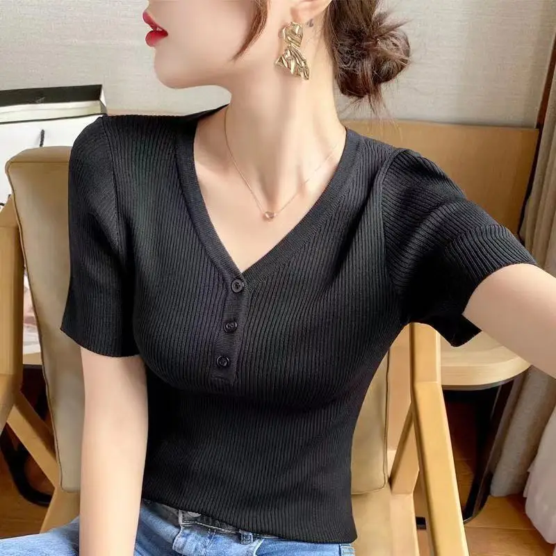 T-shirt estiva stile coreano nuova vestibilità slim in seta di ghiaccio con scollo a V per donna manica corta in maglia sottile base superiore abbigliamento interno versatile