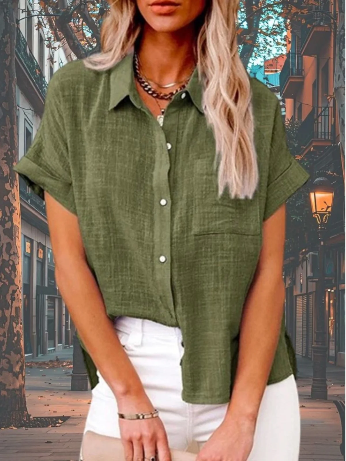 Luźny krój, damski top z golfem, casualowy, modny, dla młodych kobiet poniżej 25 lat.