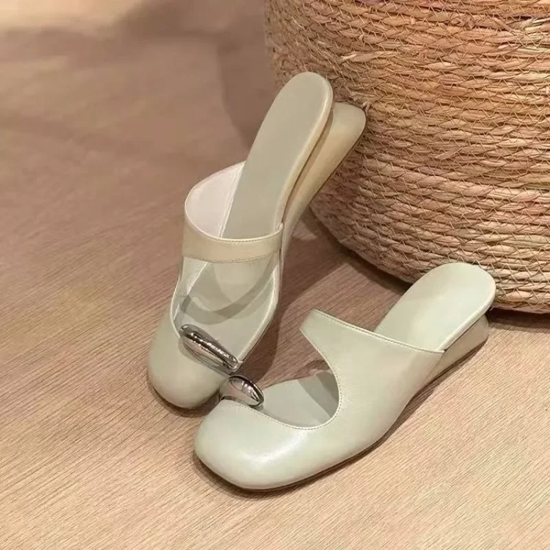 

2025 г., европейско-американская полуженская обувь Baotou из мягкой кожи на наклонном каблуке, крутая модная верхняя одежда, толстые туфли Lazy Muller, тапочки