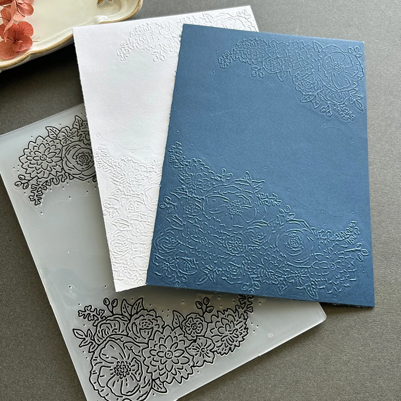 1-teiliges Set, transparenter, doppelkantiger, mit Blumencluster und symmetrischem Muster geprägter Aktenordner, weißer Kunststoff-Texturmuster-Hintergrund.