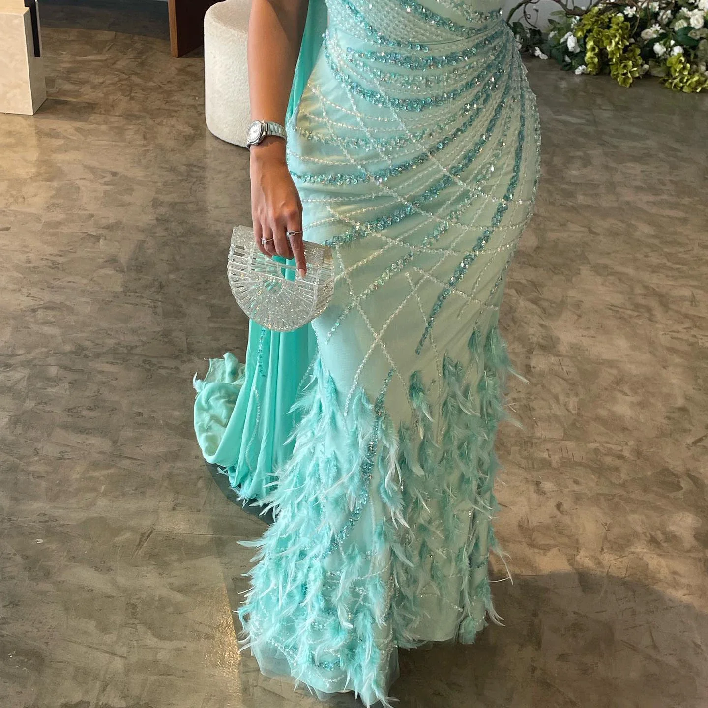 فسات kapaLuxo Pluma Turquesa Aqua Vestido de noche de sirena de un hombro con tren de capa Vestidos largos de fiesta de boda de graduación