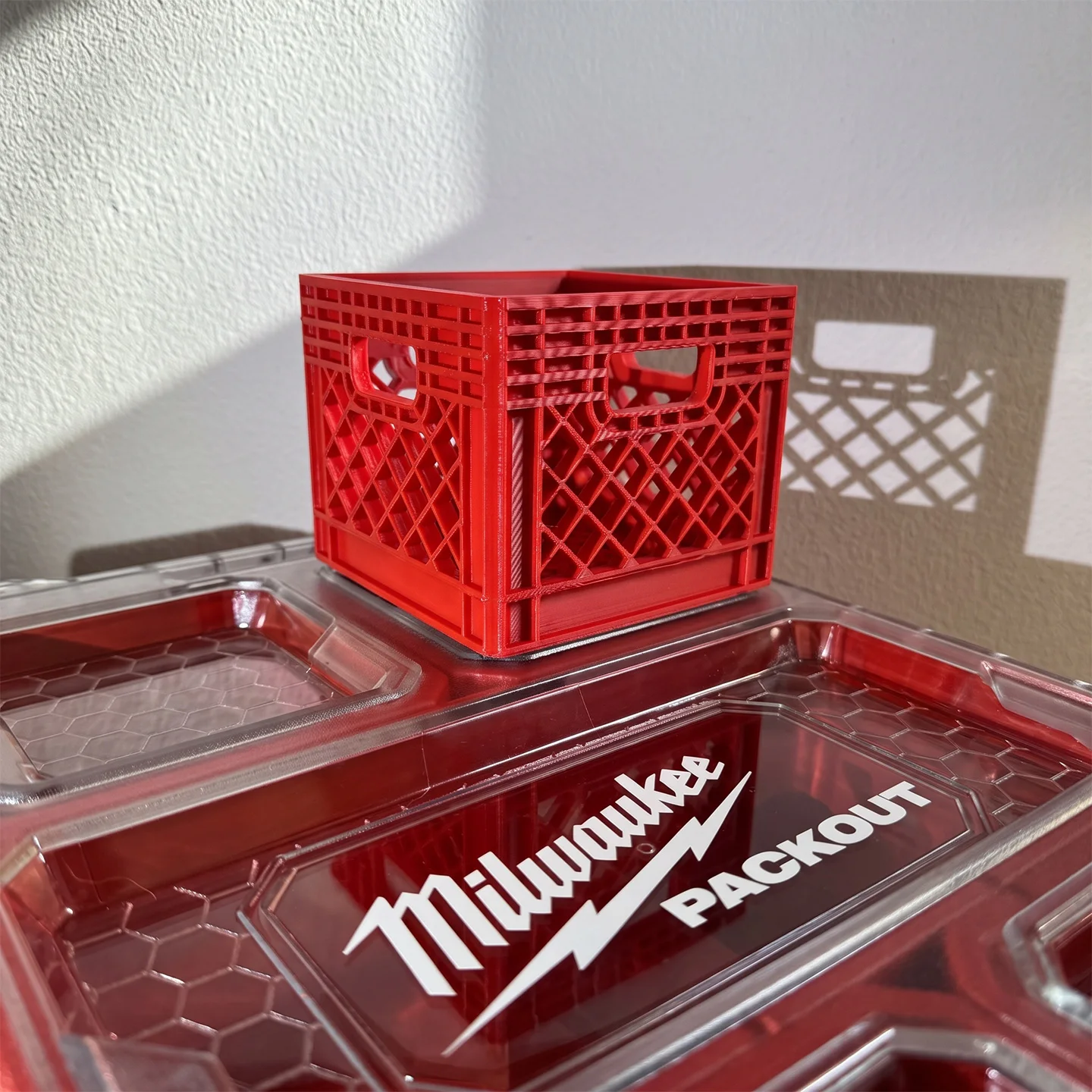 Zubehör: Vielseitige, abnehmbare Aufbewahrungsbox, die mit dem Milwaukee PACKOUT-System kompatibel ist. – Detail 2